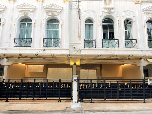 EPL-HR2806 ให้เช่าโฮมออฟฟิศ 3.5 ชั้น 2 คูหาทะลุติดกัน บ้านกลางกรุงแกรนด์เวียนนา พระราม3  พื้นที่ใช้สอย 425 ตรม. 5 ห้องนอน 6 ห้องน้ำ ตกแต่งใหม่ทั้งหลัง ใกล้สาทร,สีลม, Central rama3 เช่า 135,000 บาท: ติดต่อ : คุณ เอก  :  061-241 4954   &   083-017 9463   : Line Id : eak2325: กดลิ้งค์เพื่อเเอดไลน์ครับ :  https://line.me/ti/p/A6pc3MToug     :  https://line.me/ti/p/OLEY0bJTsV*** ราคาเช่า 135,000 บาท/เดือนที่ตั้ง:: ถ.พระราม 3 บางโพงพาง ยานนาวา กรุงเทพฯ 10120โฮมออฟฟิศ 3.5 ชั้น 2 คูหาทะลุติดกัน บ้�