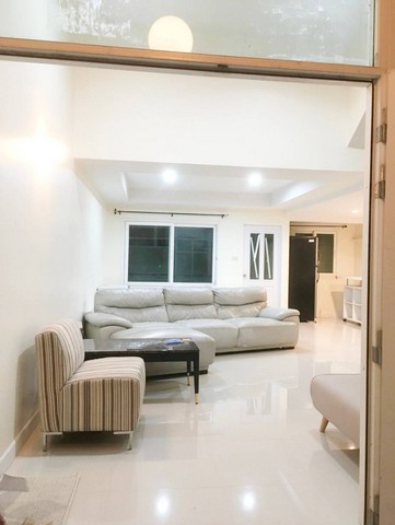 ให้เช่าทาวน์โฮม4ชั้นเล่นระดับ#หมู่บ้านบุษราคัมเพลสวิภาวดี#ซอยวิภาวดี20แยก18#ทำเลMRTพหลโยธินลาดพร้าว#BTSห้าแยกลาดพร้าว#เช่าบ้าน5นอนเล่นระดับพร้อมอยู่#จดทะเบียนบริษัทได้พิกัด : ซอยวิภาวดีรังสิต 20 แยก 18 แขวงจอมพล เขตจตุจักร กรุงเทพฯ 10900ขนาดเนื้อที่ 34 ตรว.พื้นที่ใช้สอย 300 ตรม.+มี 5 ห้องนอน, 5 ห้องน้ำมี 3 ที่จอดรถ ค่าเช่า 35,000/เดือน**สัญญาขั้นต่ำ 1 ปี**ประกัน 2 เดือน+ล่วงหน้า 1 เดือ