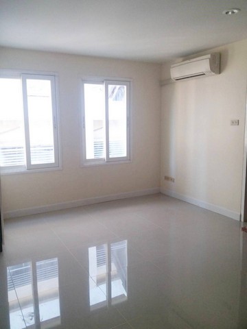 ให้เช่าทาวน์โฮม4ชั้นเล่นระดับ หมู่บ้านบุษราคัมเพลสวิภาวดี