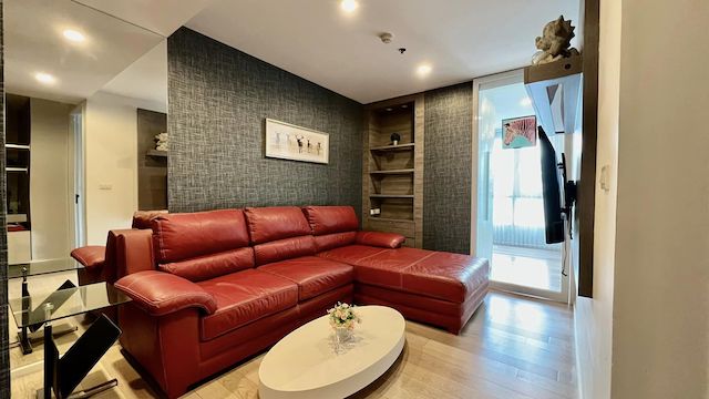 15 Sukhumvit Residence, spacious, beautiful view, peaceful, 17th floor, BTS Nana.***Service for selling/renting houses, condos and giving advice. If interested, contact at any time***Interested in additional details or pictures or making an appointment to see the room?Contact Ekachai (Aui)T. 089-799-5598Line ID: @auiauiaui001 (add @ in front)Room type: 2 bedrooms, 1 bathroomSize 66 sq m., 17th floorNew, clean room, beautifully decorated, ready to move in.details-------------------------------------------------- ------------Rental price: 35,000 baht/month-------------------------------------------------- ------------* Complete electrical appliances- Air conditioning- fridge- TV- washing machine-------------------------------------------------- ------------*Facilities worth using– Swimming pool (Infinity Edge Pool with childrens pool and Jacuzzi), fitness center, sauna– Security guard, project CCTV, key card door- store– Garden-------------------------------------------------- ----