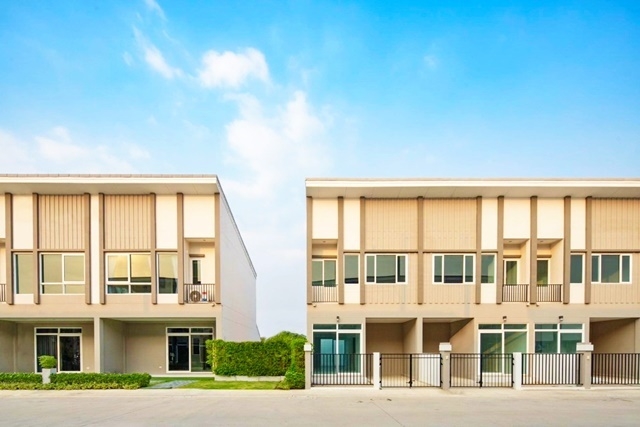 เฟอร์ครบ ตกแต่งพร้อมอยู่ 17ตรว.Starbucks KFC พาณิชยการเชตุพน ทาวเฮาส์สร้างใหม่2ชั้น ม.พระจอม บางมด 136ตรม. 17,999B-M 3นอน 2น้ำ 2จอดรถ 3แอร์Starbucks KFC Chetuphon Commercial College Newly built townhouse 2 floors fully furnished ready to move in 17sq.wa. 136sq.m. 17,999B-M 3bed 2bath 2parking 3A/C.ซ.พุทธบูชา34-44 ถ.พุทธบูชา แขวงบางมด เขตทุ่งครุ กรุงเทพมหานคร 101403 ห้องนอน1 ห้องนั่งเล่น1 ห้องครัว2 ห้องน้ำ1 จอดรถ3 แอร์1 ปั๊มน้ำ+แทงค์น้ำ1 ทีวี1 ตู้เย็น1 ไมโครเวฟส่วนกลาง- รปภ. 24 ชั่วโมง - สระว่ายน้ำ - 