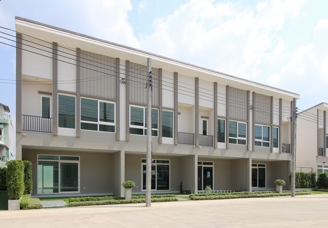 เฟอร์ครบ ตกแต่งพร้อมอยู่ 18ตรว.ม.พระจอม บางมด พาณิชยการเชตุพน ทาวเฮาส์สร้างใหม่2ชั้น 138ตรม. 17,998B-M 3นอน 2น้ำ 2จอดรถ 3แอร์ Starbucks KFC Kingmongkut Bangmod Chetuphon Commercial College Newly built townhouse 2 floors fully furnished ready to move in 18sq.wa. 138sq.m. 17,998B-M 3bed 2bath 2parking 3A/C. Starbucks KFC ซ.พุทธบูชา34-44 ถ.พุทธบูชา แขวงบางมด เขตทุ่งครุ กรุงเทพมหานคร 101403 ห้องนอน1 ห้องนั่งเล่น1 ห้องครัว2 ห้องน้ำ1 จอดรถ3 แอร์1 ปั๊มน้ำ+แทงค์น้ำ1 ทีวี1 ตู้เย็น1 ไมโครเวฟส่วนกลาง- รปภ. 24 ชั่วโมง - สระว