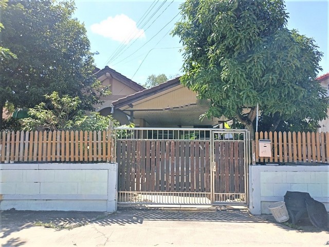 รายละเอียดเพิ่มเติมCode ID : PKK02-15624ราคาขาย        2,174,000 บาท- ขนาดพื้นที่ :   105.60 ตร.ว (1 งาน / 5.60 ตร.ว) - พื้นที่ใช้สอย :    181.75 ตร.ม- จำนวนห้อง :   2 ห้องนอน 1 ห้องน้ำ - จอดรถ :     1-2 คัน- บ้านเดี่ยว  :     1 ชั้น- บ้านเดี่ยวหันทางทิศ :- อายุอาคาร :    20 ปีพิกัดทรัพย์  :    https://maps.app.goo.gl/JCjeLWa9Bn5hK3Qz6สถานที่ใกล้เคียง- ใกล้ซีเจ มอร์ สาขาสุริยเดชบำรุง- ใกล้โลตัส โกเฟรช สุริยเดชบำรุง - ใกล้โรงพยาบาลร้อยเอ็ด - ใกล้โรงเรียนพระกุมารร