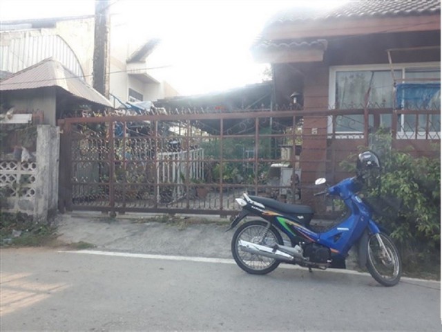 รายละเอียดเพิ่มเติมCode ID : PKK02-15522ราคาขาย        6,833,000 บาท- ขนาดพื้นที่ :   121 ตร.ว (1 งาน / 21 ตร.ว) - พื้นที่ใช้สอย :    892 ตร.ม- จำนวนห้อง :   25 ห้องนอน 30 ห้องน้ำ - จอดรถ :     1-2 คัน- บ้านเดี่ยว  :     3 ชั้น- บ้านเดี่ยวหันทางทิศ :- อายุอาคาร :    21 ปีพิกัดทรัพย์  :  https://maps.app.goo.gl/qiJV6CFLbB6xn5uf6สถานที่ใกล้เคียง- ใกล้วัดกอนประชาราม- ใกล้ตลาดชุมชนบ้านสามแยก- ใกล้ตลาดเอราวัณสแควร์ ร้อยเอ็ด- ใกล้ตลาดนัดวัวชมภูบุตรสอบถามเพิ่มเ