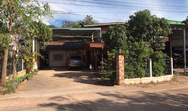 รายละเอียดเพิ่มเติมCode ID : PKK02-14998ราคาขาย      2,285,000 บาท- ขนาดพื้นที่ :   176 ตร.ว (1 งาน / 76 ตร.ว)- พื้นที่ใช้สอย :   258 ตร.ม- จำนวนห้อง :  2 ห้องนอน 1 ห้องน้ำ- จอดรถ :     1-2 คัน- บ้านเดี่ยว  :      2 ชั้น- บ้านเดี่ยวหันทางทิศ :- อายุอาคาร :    9 ปีพิกัดทรัพย์ :    https://maps.app.goo.gl/NzHZc5CGso2DP7tSAสถานที่ใกล้เคียง- ใกล้โรงเรียนบ้านโสกน้ำใส- ใกล้วัดบ้านโสกน้ำใส- ใกล้วัดไทยเจริญภูกอย- ใกล้โรงเรียนบ้านพืชคามสอบถามเพิ่มเติม/นัดชมโ