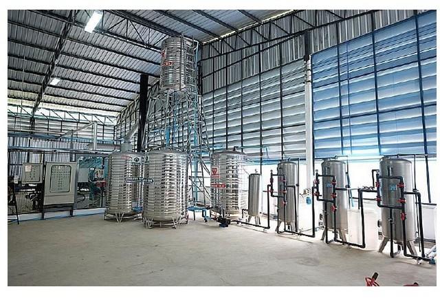 BST542 ขายโรงงานพร้อมกิจการเครื่องดื่มชูกำลัง เนื้อที่ 8 ไร่เศษ ย่านพนัสนิคม ชลบุรี พร้อมดำเนินกิจการทันที contact : คุณบัว Bua Agent 0936464597, 0826914598Line : Bua093ราคาขาย 60 ล้านบาท BST542 ขายกิจการโรงงาน ผลิตเครื่องดื่มชูกำลังบรรจุกระป๋องสำหรับส่งออก ที่ดิน 8 ไร่ 1 งาน 42 ตรว.มีใบ รง.4 และ อ.2 (อย.) มีอาคาร 3 หลัง รายละเอียดดังนี้ 1. อาคารที่ 1 - อาคารเปล่า 25 ม. * 50 ม 2. อาคารที่ 2 (อาคารผลิตหลักปัจจุบัน) - 25 ม. * 62.5 ม - ห้�