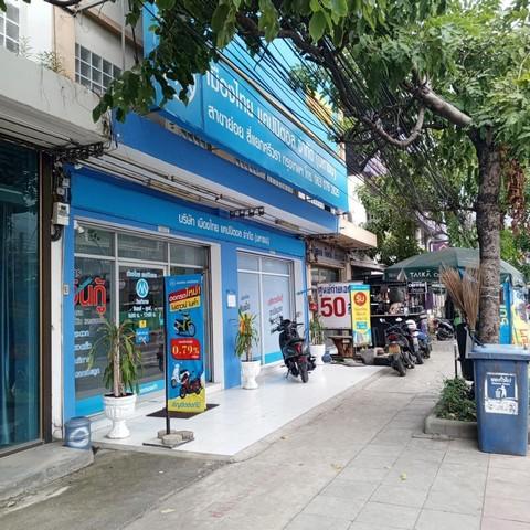 ให้เช่าตึก3.5ชั้นริมถนนรามคำแหง39ติดสี่แยกศรีวราทาวน์อินทาวน์ ใกล้เลียบด่วนเอกมัยทองหล่อราคาเช่า 25,000 บาท / เดือนที่ตั้ง ถนนรามคำแหง ซอยรามคำแหง 39 แขวงพลับพลา เขตวังทองหลาง กรุงเทพมหานคร 10310ติดต่อ : คุณภัสพงณ์ 063-409-8164Line : deedaa23พื้นที่ใช้สอย  200 ตารางเมตร จำนวน 3.5 ชั้น จอดรถ 2 คัน ( หลังตึก )พื้นที่ใช้สอย 60 ตรม./ ชั้น ตกแต่งอย่างดีพร้อมใช้งานเดิมเป็นร้านอาหาร มีเครื่องครัว แล�