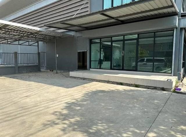 ให้เช่าโรงงานพร้อมออฟฟิศ2ชั้น 277 ตรว.พื้นที่ใช้สอย 645 ตรม.ซอยคิงคอง เทพารักษ์ ใกล้กรมศุลกากร บางเสาธงราคาเช่า 100,000 บาท / เดือน ( สัญญาขั้นต่ำ 1 ปี ประกัน 2 เดือน ล่วงหน้า 1 เดือน )ที่ตั้ง ถนนเทพารักษ์ ซอยคิงคอง ตำบลบางเสาธง กิ่งอำเภอบางเสาธง จังหวัดสมุทรปราการ 10540ติดต่อ : คุณภัสพงณ์ 063-409-8164Line : deedaa23เนื้อที่ 277 ตารางวา พื้นที่ใช้สอย 645 ตารางเมตร จำนวน 2 ชั้นมีแอร์ ผ้าม่าน ไฟ 3 เฟสกล