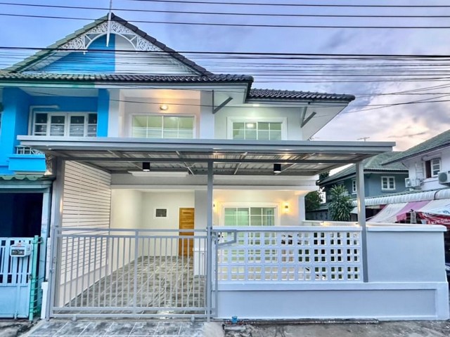 เปิดทำเลดีบ้านหลังมุม //25.4ตารางวา มีบริเวณจัดสวนข้างบ้าน หมู่บ้านพฤกษา 14Aซอย 5(60/131)หน้าบ้านหันทิศเหนือ25.4ตารางวา3ห้องนอน2ห้องน้ำ1ห้องครัวจอดรถในบ้านได้1คัน//มีบริเวณข้างบ้านสนามหญ้า หน้าหมู่บ้านต้นสายวินรถตู้ไปปิ่นเกล้า//เดอะมอลล์งามวงศ์วานและเซ็นทรัลเวสต์เกต มีเซเว่น//บิ๊กซี//ซีเจราคา 2,390,000บาท      ฟรีทุกค่าใช้จ่ายhttps://maps.app.goo.gl/Lv9PsFmsxUYsS2778?g_st=ilขาย-ซื้อ-ซ่อมบ้านมือ2 ฟรี ค่าด