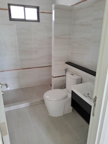 ขายบ้านเดี่ยว 2 ชั้น 56.3ตร.ว   หมู่บ้านเพอเฟคเพลสพระราม9-กรุงเทพกรีฑา บ้านอายุ3ปีครึ่ง  ไม่เคยเข้าอยู่