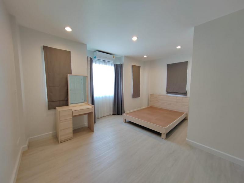 C4064 ขายทาวน์โฮม 3 ชั้น ถนนรามอินทรา 14 (ซอยมัยลาภ) หลังมุม รีโนเวทใหม่ ตกแต่งสไตล์มินิมอล เฟอร์พร้อมอยู่ 