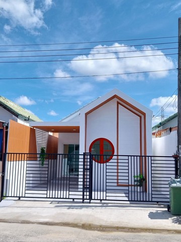 ขายบ้านชั้นเดียว 21.8 ตารางวา #หมู่บ้านอมรทรัพย์ คู้ขวา เลียบวารี 25 หนองจอก สำนักงานเขตหนองจอก บิ๊กซีแม็คโคร หนองจอก ชื่อโครงการ : หมู่บ้านอมรทรัพย์ ที่ตั้ง : หมู่บ้านอมรทรัพย์ ซอยเลียบวารี 25 แขวงโคกแฝด เขตหนองจอก กรุงเทพมหานคร 10530 ราคา : 1,550,000รูปแบบ : บ้านชั้นเดียว เนื้อที่ : 21.8 ตารางงวา หน้าบ้านกว้าง 5.5 เมตร รูปแบบ : 2 ห้องนอน 1 ห้องน้ำ 1 ห้องครัว บ้านหันหน้าทางทิศตะวันตก- 