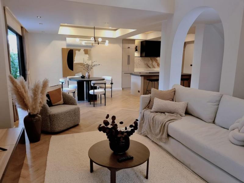 C4061 ให้เช่าและขายบ้านเดี่ยว 3 ชั้น ย่านสุขุมวิท71 ปรีดีพนมยงค์ 14 หลังมุม Fully Furnished ใกล้รถไฟฟ้าBTSเอกมัย ใกล้ทางด่วนเนื้อที่ 60 ตารางวา 3 ชั้น พื้นที่ใช้สอย 350 ตารางเมตร 3 ห้องนอน 4 ห้องน้ำ 1 ห้องอเนกประสงค์ 1 ครัวฝรั่ง 1 ห้องแม่บ้าน+ห้องน้ำ จอดรถในบ้านได้ 2 คันสนใจนัดชมติดต่อ รหัสประกาศC4061คุณเฟลม  0638956397ID line : 0638956397: https://line.me/ti/p/LTVhEi9gAFC4061 ให้เช่าและขายบ้านเดี่ยว 3 ชั้น ย่านสุขุมวิท71 ปรีดีพนมยง