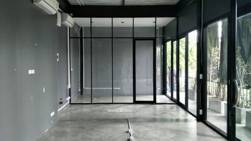 ให้เช่าอาคาร 3 ชั้น พร้อมที่จอดรถ เพดานสูง ใกล้ MRT สุทธิสาร ทำเลดีมาก เหมาะทำสำนักงาน โชว์รูม