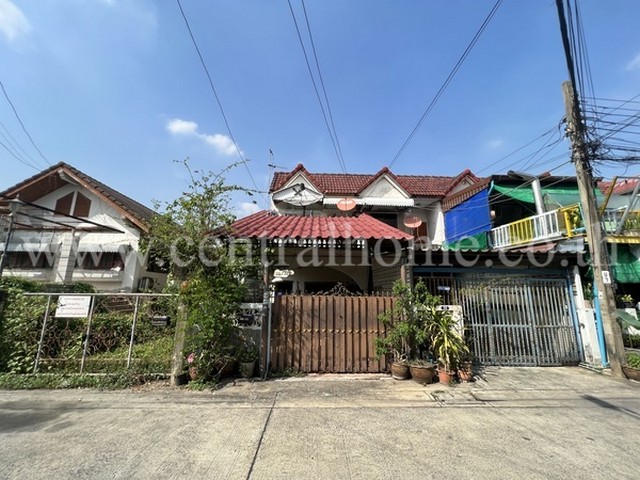 รหัสทรัพย์ : 4354ทาวน์เฮ้าส์ หมู่บ้าน ณรงค์สุขนิเวศน์ เรวดี ราคาถูกที่ตั้ง : ซอยนนทบุรี 6 ตำบลตลาดขวัญ อำเภอเมืองนนทบุรี นนทบุรี 11000รายละเอียดทรัพย์ :- เนื้อที่ 24 ตารางวา- พื้นที่ใช้สอย 120 ตารางเมตร- 3 นอน 2 ห้องน้ำ 1 ห้องครัว 1 ห้องนั่งเล่น - ชั้นล่างพื้นกระเบื้อง / ชั้นบนพื้นไม้- แอร์ติดผนัง 2 ตัว- จอดรถได้ 1 คัน - ปั้มน้ำ แทงค์น้ำ เหล็กดัด มุ้งลวดสิ่งอำนวยความสะดวก : -สถานที่ส