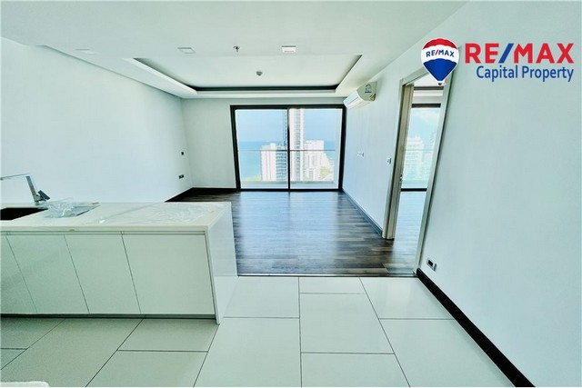 ขอแนะนำ The Peak Towers ที่ซึ่งการใช้ชีวิตที่หรูหราพบกับวิวทะเลอันตระการตา คอนโดมิเนียม 1 ห้องนอนที่สวยงามขนาด 63 ตารางเมตรนี้ตั้งอยู่บนชั้น 26 และมีไว้สำหรับผู้ซื้อชาวต่างชาติที่กำลังมองหาสวรรค์แห่งหนึ่ง จากจุดชมวิวนี้ คุณจะได้ชมทิวทัศน์ทะเลอันน่าทึ่งที่ทอดยาวไปสุดลูกหูลูกตา ขณะนี้หน่วยนี้ไม่มีเฟอร์นิเจอร์ ช่วยให้คุณมีอิสระในการสร้างสรรค์ในการออกแบบสถา�