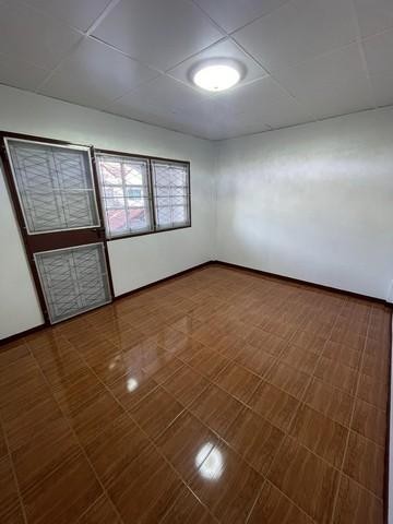 PT12 ขายทาวเฮ้าส์ ลาดพร้าววังหิน 65 เขตลาดพร้าว ใกล้โลตัสวังหิน Plaza Lagoonหน้ากว้าง 7 เมตร แพดานสูง 2.8 เมตร โปร่งสบาย Renovate ใหม่ ราคาขาย 3,200,000 บาทติดต่อ คุณช่อผกา 0616198565 LINE 0616198565ทาวเฮ้าส์ 2 ชั้น ลาดพร้าววังหิน 65เนื้อที่ 21 ตรว. 3 ห้องนอน 2 ห้องน้ำ1 ห้องครัวหน้ากว้าง 7 เมตร เพดานสูง 2,8 เมตร โปร่ง โล่งจอดรถได้ 2 คัน (ในบ้าน 1 หน้าบ้าน1 )ชั้น 2 มีระเบียงRenovate ใหม่ ปูพื้น ทำฝ้า ทาสี ห้องน้ำใหม่สถานที่ใก