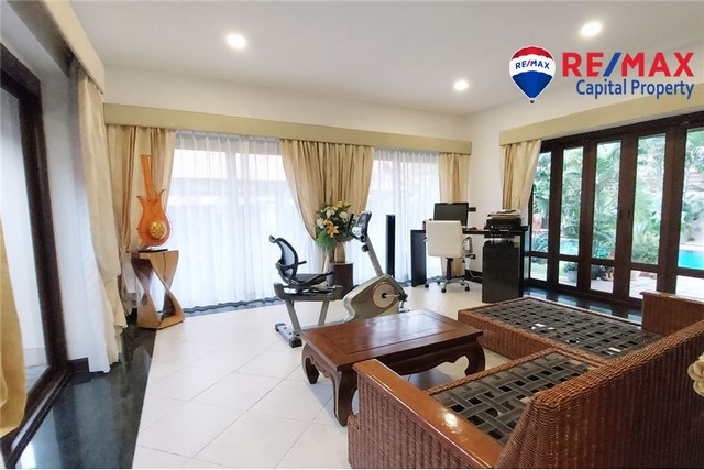 บ้าน 3 ห้องนอนพร้อมสระว่ายน้ำในจอมเทียน