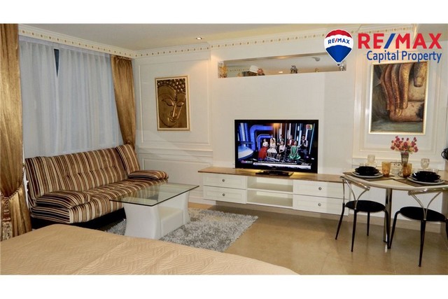 เดอะคลิฟ สตูดิโอ ให้เช่า อัญมณีชั้น 26 นี้มีพื้นที่ 39 ตร.ม. ของพื้นที่ตกแต่งครบครันพร้อมระเบียงแบบพาโนรามาเพื่อชมทิวทัศน์อันน่าทึ่ง การเข้าถึงลิฟต์ สวน ฟิตเนส และสระว่ายน้ำส่วนกลางมอบความสะดวกสบายและผ่อนคลาย มีระบบรักษาความปลอดภัยด้วยคีย์การ์ด กล้องวงจรปิด และที่จอดรถ ตั้งอยู่ใกล้ร้านอาหารชื่อดัง ห่างจากชายหาดโดยใช้เวลาเดินเพียง 5 นาที และห่างจากศู�