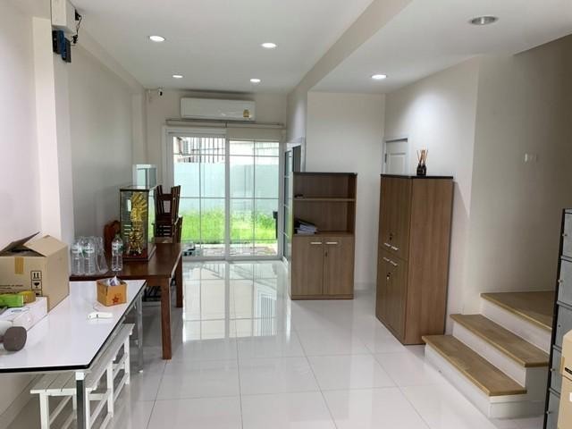 PT12 ขายโฮมออฟฟิศ เดอะ มาสเตอร์ แอท บีทีเอส อุดมสุข The Master @BTS Udomsuk อุดมสุข 34-36 สุขุมวิท 103 เหมาะสำหรับทำโฮมออฟฟิศราคาขาย 19,200,000 บาท ค่าโอนคนละครึ่งราคาเช่า 70,000 บาท/เดือน พร้อมเช่า เมย. 67ติดต่อ คุณช่อผกา 0616198565 LINE 0616198565โฮมออฟฟิศ โครงการเดอะ มาสเตอร์ แอท บีทีเอส อุดมสุข (The Master @BTS Udomsuk)- เนื้อที่ 35 ตารางวา- พื้นที่ใช้สอยประมาณ 270 ตร.ม- หน้ากว้าง 5 เมตร ลึก 18 เมตร- 3 ห้องน้ำ- พื้นที่ด้านข้างตลอดแนวอ