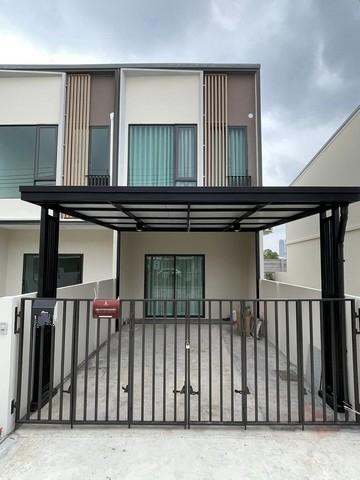 BH2515 ให้เช่าทาวน์โฮม 2 ชั้น โครงการอัลติจูด คราฟ บางนา ใกล้เมกาบางนา เฟอร์ครบพร้อมอยู่ contact : คุณบัว Bua Agent 0936464597, 0826914598Line : Bua09328,000 บาท/เดือน (สัญญา 2 ปี ขึ้นไป) 30,000 บาท/เดือน (สัญญา 1 ปี) หากมีสัตว์เลี้ยงรบกวนแจ้งก่อน เพื่อพิจารณาเป็นกรณีไป BH2515 ให้เช่า ทาวน์โฮมใหม่ ไม่เคยมีคนอยู่ โครงการอัลติจูด คราฟ บางนา บ้าน 2 ชั้น 2 นอน 2 น้ำ แต่งสวย เฟอร์นิเจอร์ เครื่องใช้ไฟฟ้าครบ • หน้าบ้านทิศใต้ 