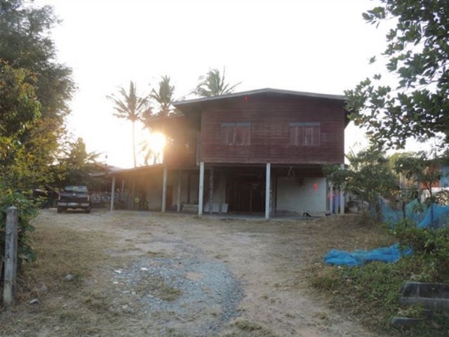 รายละเอียดเพิ่มเติมCode ID :  PKK02-15429ราคาขาย       1,281,000 บาท- ขนาดพื้นที่ :   393 ตร.ว (3 งาน / 93 ตร.ว)- พื้นที่ใช้สอย :   125 ตร.ม- จำนวนห้อง :   1 ห้องนอน 1 ห้องน้ำ- จอดรถ :      1-2 คัน- บ้านเดี่ยว :      1 ชั้น- บ้านเดี่ยวหันทางทิศ :- อายุอาคาร :     24 ปีพิกัดทรัพย์  :     https://maps.app.goo.gl/2TdkyQitT6btVXxP9สถานที่ใกล้เคียง- ใกล้บิ๊กซี ซูเปอร์เซ็นเตอร์ สุวรรณภูมิ - ใกล้โลตัส โกเฟรช ซูเปอร์มาร์เก็ต สุวรรณภูมิ- ใกล้วัดกลางมิ่งมงคล- ใกล้วัด