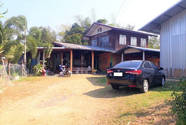 รายละเอียดเพิ่มเติมCode ID :  PKK02-13886ราคาขาย       1,091,000 บาท- ขนาดพื้นที่ :   491 ตร.ว (1 ไร่ / 91 ตร.ว)- พื้นที่ใช้สอย :   198 ตร.ม- จำนวนห้อง :   1 ห้องนอน - ห้องน้ำ- จอดรถ :      1-2 คัน- บ้านครึ่งตึกครึ่งไม้ :      2 ชั้น- บ้านครึ่งตึกครึ่งไม้หันทางทิศ :- อายุอาคาร :     15 ปีพิกัดทรัพย์  :     https://maps.app.goo.gl/8x9Br6tw6gXX1CuW9สถานที่ใกล้เคียง- ใกล้โรงเรียนจตุคามวิทยา- ใกล้วัดปทุมมงคล- ใกล้โรงเรียนบ้านน้ำคำน้อย- ใกล้โรงเรียนบ้านหนองแ