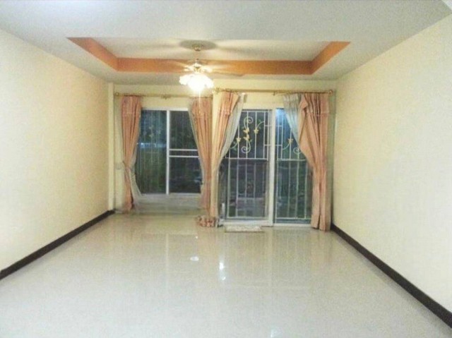 ให้เช่าทาวน์เฮ้าส์ 2 ชั้น#ทำเลนวมินทร์163 #ใกล้MRTสายสีชมพูคู้บอน#บ้านเช่านวมินทร์รามอินทรา#บ้านเช่าเลี้ยงสัตว์ได้พิกัด : ซ.นวมินทร์ 163 ถนนนวมินทร์ แขวงคันนายาวเขตคันนายาว กรุงเทพฯ 10230ขนาดเนื้อที่ 22 ตรว.พื้นที่ใช้สอย 150 ตรม.มี 2 ห้องนอน, 2 ห้องน้ำมี 2 ที่จอดรถค่าเช่า 11,900/เดือน**สัญญาขั้นต่ำ 1 ปี**ประกัน 2 เดือน+ล่วงหน้า 1 เดือนสนใจโทรมาคุยกันได้นะคะเจ้าของบ้านใจดี ตัวแทนขา