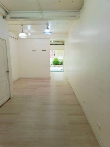 ให้เช่าอาคารพาณิชย์ 4ชั้น#ทำเลMRTบางยี่ขัน#จรัญสนิทวงศ์46บางพลัด#ติดถนนซอยจรัญสนิทวงศ์46 #ใกล้โรงเรียนทิวไผ่งามพิกัด : ซอยจรัญสนิทวงศ์ 46 แขวงบางยี่ขัน เขตบางพลัด กรุงเทพฯ 10700ขนาดเนื้อที่ 16 ตรว.พื้นที่ใช้สอย 250 ตรม.มี 3 ห้องนอน, 3ห้องน้ำ มี 1 ที่จอดรถ ค่าเช่า 20,000/เดือน**สัญญาขั้นต่ำ 1 ปี**ประกัน 2 เดือน+ล่วงหน้า 1 เดือนสนใจโทรมาคุยราคากันได้นะคะเจ้าของบ้านใจดี ตัวแทนขายก็น