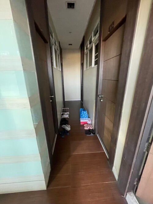  ขายพลาซ่าตึกแถวขนาดใหญ่ ติดกับอาคารเจ้เล้งพลาซ่า สามารถทำเป็นศูนย์การค้าเล็กๆ หรือ พลาซ่า ได้ขนาดหน้ากว้าง 10 เมตร ลึก 16 เมตร จำนวน 5 ชั้นปล่อยล๊อคให้เช่าชั้นล่างได้ 2 ร้าน คือ ร้าน Amazon และ ร้านขายเสื้อผ้าชั้น 2 ให้เช่าห้องใหญ่ พร้อมห้องน้ำในตัว 4500 บาทต่อเดือนชั้น 3 ให้เช่าห้องจำนวน 6 ห้อง ติดแอร์ ให้เช่าห้องละ 2500 ต่อเดือน ห้องน้ำรวมแยกด้านนอกชั้น 4 ให้เช่าห้องจำ