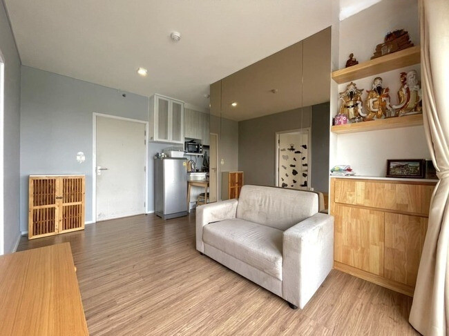 ขายด่วน! คอนโด Notting Hill สุขุมวิท แพรกษา 2 ห้องนอน 2 ห้องน้ำ 39.90 ตรม. ชั้น 10 พร้อมเข้าอยู่ราคาถูกมาก วิวสวย ไม่ร้อน อยู่ได้ทั้งวัน ค่าน้ำไฟ ถูกมากก เฟอร์นิเจอร์ครบจุดเด่น:-โครงการ ใกล้โรบินสันสมุทรปราการ และบีทีเอสสถานีแพรกษามีรถตู้บริการรับส่ง บีทีเอสสถานีแพรกษาฟรีเหมาะกับใคร:-คนที่อาศัยหรือทำงานแพรกษา ด้วยBTS ต้องการที่คอนโดในห้องใหญ่ที่อยู่อาศัยได้จริง ไม่อึด