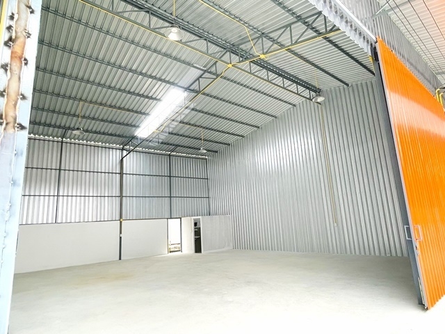 เซ็นทรัล รัตนาธิเบศร์ ( 3 กม .) โกดังสร้างใหม่ให้เช่า 180-1,600 ตรม.ตลาดนกฮูก MRTพระนั่งเกล้า ( 1.5 กม. ) พื้นที่ 1 ไร่ หรือ 400 ตรว. 24,999B-M 1ห้อง 1น้ำ จอดรถได้หลายคัน  new built warehouse for rent 180-1,600sq.m.Owl Market MRT PhraNangKlao 1.5 km. Central Rattanathibet 3km. 400sq.wa. 1Rai 24,999B-M 1room 1bath parking for many cars.ซ.นนทบุรี ถ.เรวดี ต.ตลาดขวัญ อ.เมืองนนทบุรี จ.นนทบุรีก่อนถึงสะพานเจษฎาบดินทร์ ใกล้สนามบินน้ำ สะพานนั่งเกล้า ท่าน้ำนนท์ ถนนเรวดี ถนนเลี่ยงเมืองนนท์ ถนนรัตนาธิเบ