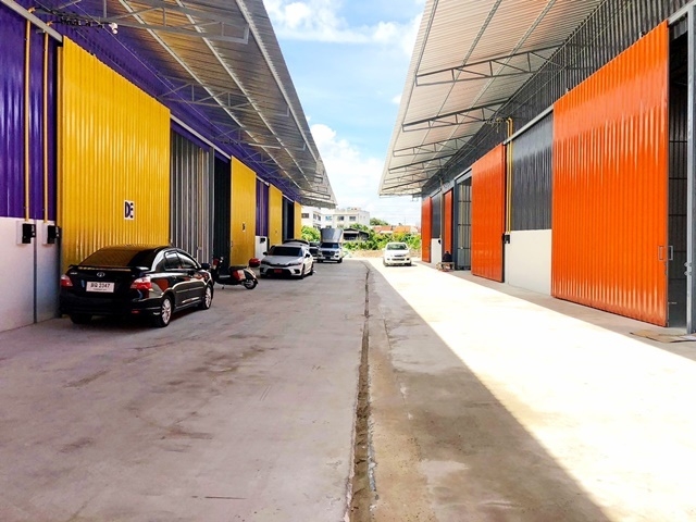 ตลาดนกฮูก MRTพระนั่งเกล้า ( 1.5 กม. ) เซ็นทรัล รัตนาธิเบศร์ ( 3 กม .) โกดังสร้างใหม่ให้เช่า 130-1,600 ตรม.  พื้นที่ 1 ไร่ หรือ 400 ตรว. 24,999B-M 1ห้อง 1น้ำ จอดรถได้หลายคันOwl Market MRT PhraNangKlao 1.5 km. Central Rattanathibet 3km. new built warehouse for rent 130-1,600sq.m. 400sq.wa. 1Rai 24,999B-M 1room 1bath parking for many cars.ซ.นนทบุรี ถ.เรวดี ต.ตลาดขวัญ อ.เมืองนนทบุรี จ.นนทบุรีก่อนถึงสะพานเจษฎาบดินทร์ ใกล้สนามบินน้ำ สะพานนั่งเกล้า ท่าน้ำนนท์ ถนนเรวดี ถนนเลี่ยงเมืองนนท์ ถนนรัตนาธิเ