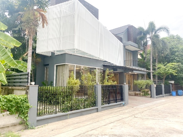 ฺปรับปรุงใหม่พร้อมอยู่ พัก 8คน MRT ติดแฟชั่นไอส์แลนด์ บ้านเดี่ยว2ชั้น 82ตรว. 365ตรม. 59,999B-M 4น้ำ 2จอดรถ 6แอร์ 4นอนMRT Near Fashion Island 2-story 82sq.wa. 365sq.m. 59,999B-M  4bath 2parking 6A/C. 4bed detached house Newly renovated ready to move in 8 people ติดแฟชั่นถ.รามอินทรา แขวงคันนายาว เขตคันนายาว กรุงเทพมหานคร 10230เหมาะสำหรับผู้เช่า อยู่อาศัย ประกอปธุรกิจ เปิดบริษัท ขายสินค้าออนไลน์ฯสวนต้นไม้ภายนอกบ้าน หลังบ้านหลังคาปิดเก็บของหรือสต๊อกสินค้าใด้ 4 ห้องน