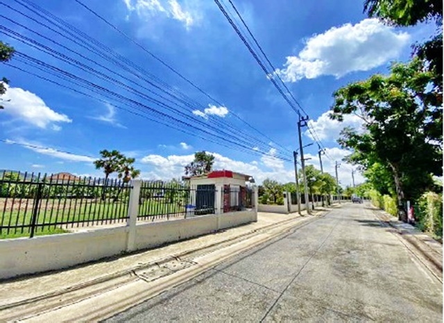 เหมาะกับการพัฒนา MRT ไทรม้า ท่าอิฐ  ตลาด  สร้างหมู่บ้านพักอาศัย ที่ดินพื้นที่กว้าง 9ไร่ 2งาน 70ตรว. 140ลบ. อาคารที่พัก 1 ชั้น 100ตรม.สำนักงาน