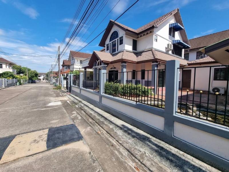 #บ้านเดี่ยวเทอเรสฮิลล์ #บ้านเดี่ยวกลางเมืองศรีราชา #บ้านเดี่ยวต่ำกว่าราคาตลาด #บ้านอายุหลายปีแต่สวยเหมือนหนุ่มคงกระพันขายบ้านเดี่ยว 2ชั้น 88 ตร.วา ทำเลติดถนนหลัก ถ.ศรีราชา-ไร่กล้วย ใกล้เจปาร์ค สวนเสือ รร.อัสสัม และทางหลวงมอเตอร์เวย์ ตกแต่งต่อเติมพร้อมอยู่ บรรยากาศส่วนตัว#หมู่บ้านเทอเรสฮิลล์ , ทำเลทองของศรีราชา สังคมคุณภาพที่คุณเอื้อมถึงพิกัด:http://maps.google.com/?q=13.1