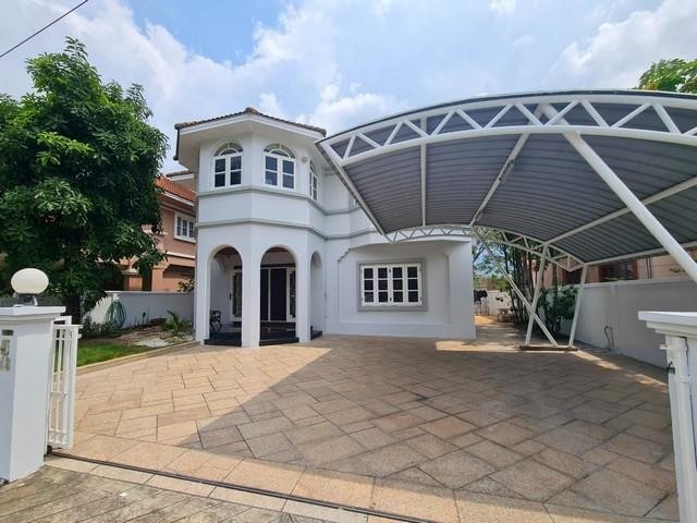 PB3510 ให้เช่าบ้านเดี่ยว 2 ชั้น ซอยสุคนธสวัสดิ์ 34 หมู่บ้านชวนชื่น ลาดพร้าว หน้าบ้านหันทิศทางเหนือติดต่อ คุณบิว 081 252 3279 หรือ 061 619 8565ID line : 061 787 9691ราคาเช่า 72,500 บาท/เดือนบ้านเดี่ยว 2 ชั้น หมู่บ้านชวนชื่น ลาดพร้าว สุคนธสวัสดิ์ 34เนื้อที่ 86.8 ตารางวาพื้นที่ใช้สอย 347 ตารางเมตร5 ห้องนอน 3 ห้องน้ำ1 ห้องทำงาน 1 ห้องโถง1 ห้องแม่บ้าน + ห้องน้ำ (ด้านนอก)2 ห้องครัว (ข้างนอก และข้างใน)จอดรถได้ 3-4 คันบ้