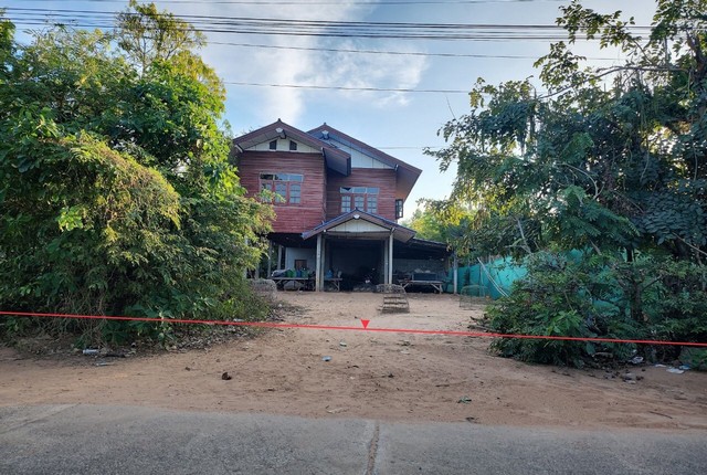 รายละเอียดเพิ่มเติมCode ID :      PKK02-13115ราคาขาย          1,035,000 บาท- ขนาดพื้นที่ :    310.10 ตร.ว (3 งาน / 10.10 ตร.ว)- พื้นที่ใช้สอย :    154 ตร.ม- จำนวนห้อง :    1 ห้องนอน 2 ห้องน้ำ- จอดรถ  :        1-2 คัน- บ้านไม้ใต้ถุนสูง  :        1 ชั้น- บ้านไม้ใต้ถุนสูงหันทางทิศ :- อายุอาคาร :     12 ปีพิกัดทรัพย์ :     https://maps.app.goo.gl/mp2YKyXs2UUMVqxR9สถานที่ใกล้เคียง- ใกล้โลตัส โกเฟรช จังหาร ร้อยเอ็ด- ใกล้โรงพยาบาลเชียงขวัญ - ใกล้วัดศรีจันทรวราราม- ใกล้วัดอัมพว