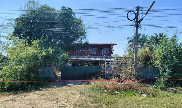 รายละเอียดเพิ่มเติมCode ID : PKK02-14580ราคาขาย        2,116,000 บาท- ขนาดพื้นที่ :     271.30 ตร.ว (2 งาน / 71.30 ตร.ว)- พื้นที่ใช้สอย :  201.25 ตร.ม- จำนวนห้อง :    2 ห้องนอน 1 ห้องน้ำ - จอดรถ :    1-2 คัน- บ้านเดี่ยว :       2 ชั้น- บ้านเดี่ยวหันทางทิศ :- อายุอาคาร :       20 ปีพิกัดทรัพย์ :   https://maps.app.goo.gl/cixmuDFukWNDY1zEAสถานที่ใกล้เคียง- ใกล้ซีเจ ซูเปอร์มาร์เก็ต สาขาหนองพอก- ใกล้โรงพยาบาลหนองพอก- ใกล้โลตัส โกเฟรช หนองพอก- ใกล้โรงเรียนอนุบาลเทศบา