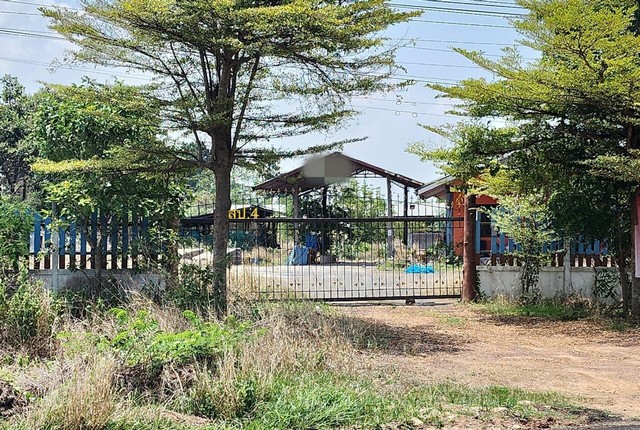 รายละเอียดเพิ่มเติมCode ID :   PKK02-10354ราคาขาย         2,777,000 บาท- ขนาดพื้นที่ :    1,329 ตร.ว (3 ไร่ / 1 งาน / 29 ตร.ว)- พื้นที่ใช้สอย :      151 ตร.ม- จำนวนห้อง :   3 ห้องนอน 1 ห้องน้ำ- จอดรถ :         1-2 คัน- บ้านเดี่ยว :      1 ชั้น- บ้านเดี่ยวหันทางทิศ :- อายุอาคาร :   11 ปีพิกัดทรัพย์ :     https://maps.app.goo.gl/MKPJUpJbXWTe9XXW8สถานที่ใกล้เคียง- ใกล้ตลาดหนองแคน บ้านเมืองหงส์ - ใกล้โรงเรียนบ้านดู่น้อย- ใกล้วัดจินดามณีบ้านดู่น้อย- ใกล้วัดป่าบนเทเวฬุว