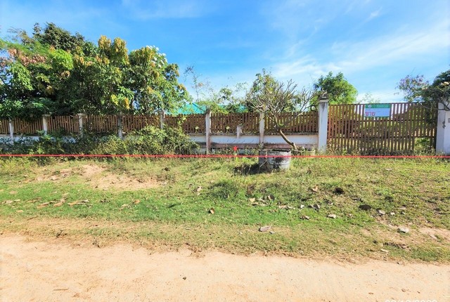 รายละเอียดเพิ่มเติมCode ID : PKK02-14971ราคาขาย         2,744,000 บาท- ขนาดพื้นที่ :    837.80 ตร.ว (1 ไร่ / 37.80 ตร.ว)- พื้นที่ใช้สอย :      194.50 ตร.ม- จำนวนห้อง :   2 ห้องนอน 1 ห้องน้ำ- จอดรถ :         1-2 คัน- บ้านเดี่ยว :      1 ชั้น- บ้านเดี่ยวหันทางทิศ :- อายุอาคาร :   9 ปีพิกัดทรัพย์ :     https://maps.app.goo.gl/mEBai6Umb7wcSxR18สถานที่ใกล้เคียง- ใกล้ตลาดสดเทศบาลตำบลกู่กาสิงห์- ใกล้โลตัส โกเฟรช เกษตรวิสัย - ใกล้โรงพยาบาลเกษตรวิสัย - ใกล้วัดพรหมศรีสว่างส