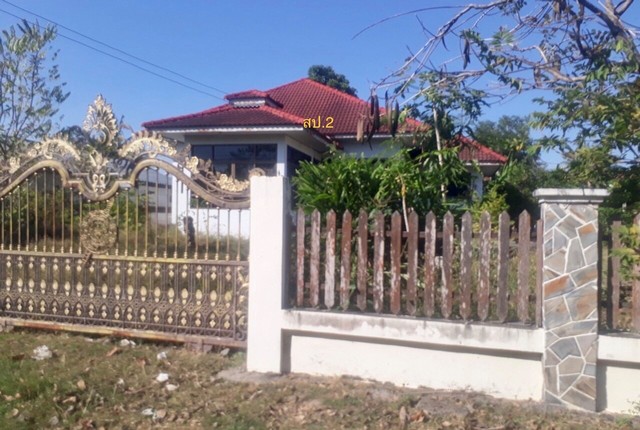 รายละเอียดเพิ่มเติมCode ID : PKK02-14776ราคาขาย         4,023,000 บาท- ขนาดพื้นที่ :    428 ตร.ว (1 ไร่ / 28 ตร.ว)- พื้นที่ใช้สอย :      175.75 ตร.ม- จำนวนห้อง :   3 ห้องนอน 1 ห้องน้ำ- จอดรถ :     1-2 คัน- บ้านเดี่ยว :      1 ชั้น- บ้านเดี่ยวหันทางทิศ :- อายุอาคาร :   16 ปีพิกัดทรัพย์ :     https://maps.app.goo.gl/mEBai6Umb7wcSxR18สถานที่ใกล้เคียง- ใกล้โลตัส โกเฟรช เกษตรวิสัย- ใกล้โรงพยาบาลเกษตรวิสัย- ใกล้ตลาดเช้าเกษตรวิสัย- ใกล้โรงเรียนวัดธาตุ(ธรรมธาดากิจจา