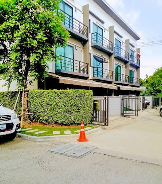 โลตัส  พร้อมเฟอร์ เลี้ยงสัตว์ได้จรัญสนิทวงศ์  MRT บางพลัด ทาวน์โฮม3ชั้น เครื่องใช้ไฟฟ้า 19ตรว. 160ตรม. 22,498B-M 5นอน 3น้ำ 2จอดรถ 5แอร์Charunsanitwong MRT BangPhlat 3-story Lotus townhome with furniture pets allowed. Electrical appliances 19sq.wa. 160sq.m. 22,498B-M 5bed 3bath 2parking 5A/C.ปิ่นเกล้า - จรัญฯทางพิเศษประจิมรัถยา แขวงบางพลัด เขตบางพลัด กรุงเทพมหานคร 10700ถ.นนทบุรี-กรุงเทพ ตำบลบางกรวย อำเภอบางกรวย นนทบุรี 111305 ห้องนอน1 ห้องทำงาน1 ห้องครัว3 ห้องน้ำ2 จอดรถ5 แอร์1 เครื่อง