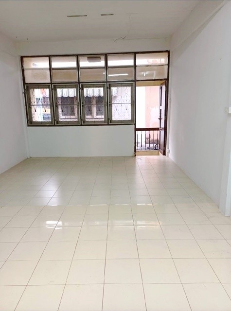 BTS สุรศักดิ์  สาทร 11-19 ทาวน์เฮ้าส์ 3ชั้น พร้อมดาดฟ้า เลี้ยงสัตว์ได้ 17ตรว. 209ตรม. เซนหลุยส์ 45ม. 2-3 นอน 2น้ำ  กรุงเทพคริสเตียน