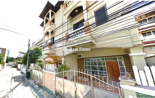 ให้เช่าทาวส์โฮม 3 ชั้น  ซอยวิภาวดี 28 ย่าน วิภาวดี ใกล้ BTS และ MRT 5 แยกลาดพร้าว ใกล้โรงเรียนหอวัง ใกล้เซ็นทรัล ลาดพร้าว เหมาะอยู่อาศัย 