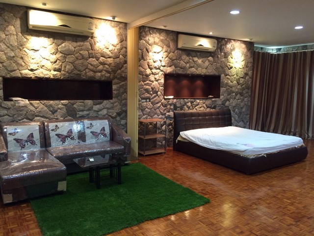 ให้เช่าบ้าน 2 ชั้น ซอย พหลโยธิน 35 เข้าซอยมาเพียง 300 เมตร ปากซอยเป็น BTS รัชโยธิน เหมาะอยู่อาศัยหรือทำ Office ที่อยู่สามารถจดบริษัทได้ 