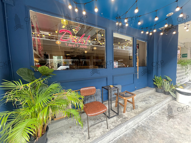 ขายด่วนราคาพิเศษ  กิจการ Duh! Bar  มีใบอนุญาตการขายเครื่องดื่มแอลกอฮอล์ ขนาด 81.84 ตร.ม. แขวงคลองตันเหนือ เขตวัฒนา กรุงเทพฯ สนใจติดต่อสอบถามได้ค่ะการเดินทาง- ถนนเอกมัย 10 เมตร- ถนนสุขุมวิท  1.3 กิโลเมตร- BTS เอกมัย  1.3 กิโลเมตร- ถนนเพชรบุรี  1.9 กิโลเมตร- ถนนพระรามที่ 4 2.1 กิโลเมตร- ถนนกล้วยน้ำไท  2.2 กิโลเมตรรายละเอียด (Description)- ขนาด 81.84 ตร.ม.- อยู่ชั้นที่ 1 ในพาร์คอเวนิว- กิจการร้านเหล้า- อุปกร