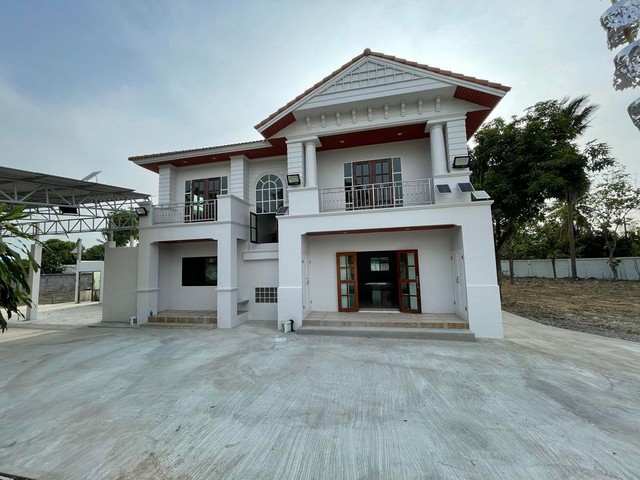 ขาย/เช่าบ้าน นครปฐม อำเภอ นครชัยศรี ตำบล พะเนียดขนาด 600 ตรว พื้นที่ใช้สอย 325 ตรมราคาขาย 13,790,000 บาทราคาเช่า 35,000 บาท/เดือนมีปั้มน้ำ พร้อมแทงค์น้ำ 2000 ลิตร 2 ถังติดสปอตไลท์ solarcell รอบตัวบ้าน 22 จุด สว่างทั่วทั้งบ้านตลอดคืน3 ห้องนอน3 ห้องน้ำ1 ห้องแม่บ้าน1 ห้องอเนกประสงค์1 ห้องครัว1 ห้องแต่งตัว1 ห้องโถงโรงจอดรถ 6 คันgoogle maphttps://goo.gl/maps/sfKQWfxiKHuExm6CAติดต่อ ตั๋นเบอร์: 093-324-9291Line: tuan128Facebook: korakot phaearaya(https://www.facebook.com/profile.php