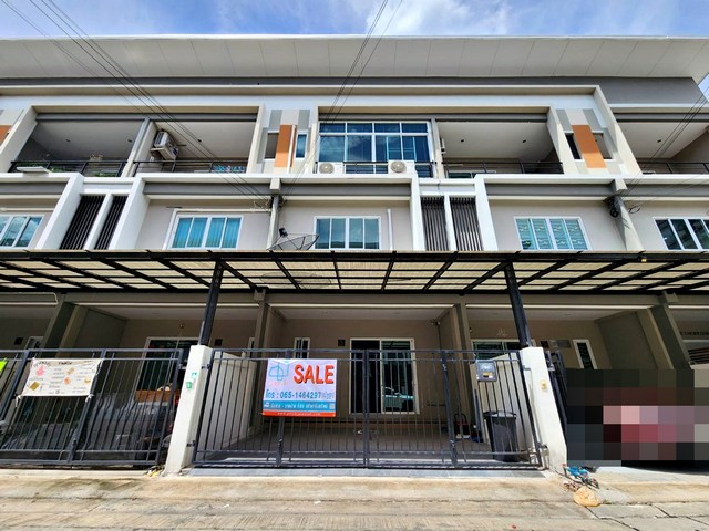 รหัสทรัพย์ 66055ทาวน์โฮม 3 ชั้น หมู่บ้าน วิชั่น สมาร์ท ไลฟ์ สถานีรถไฟฟ้าบางพูล – รัตนาธิเบศร์ ราคาถูกสุดในโครงการพิกัดที่ตั้ง :  ถนนรัตนาธิเบศร์ ตำบลบางรักพัฒนา อำเภอบางบัวทอง จังหวัดนนทบุรี รายละเอียดทรัพย์- ขนาดที่ดิน 16.2 ตารางวา พื้นที่ใช้สอยประมาณ 165 ตารางเมตร- แบบบ้านมี 3 ห้องนอน 3 ห้องน้ำ 1 ห้องรับแขก 1 ห้องครัวต่อเติมพร้อมเตาแก๊ส และ เครื่องดูดควัน- ห้องนอน Master Be