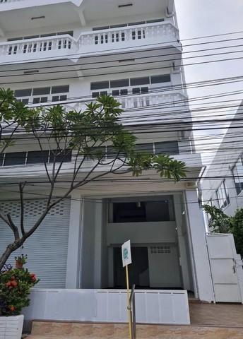 BH2517 ให้เช่าอาคารสำนักงาน 3ชั้น เหมาะทำออฟฟิศ และ โกดัง ถ.สุขุมวิท 101/1 พื้นที่ใช้สอยทั้งหมด 510 ตร.ม. contact : คุณบัว Bua Agent 0936464597, 0826914598Line : Bua093ราคาเช่า 60,000บาท / เดือน สัญญาเช่า 1 ปี BH2517 สำนักงาน โกดังเก็บสินค้า ชั้น 1 =50 ตรม. ชั้น 2 =230 ตรม. ชั้น 3 = 230 ตรม. รวมพื้นที่ 3 ชั้น = 510 ตารางเมตร ( มีลานจอดรถ) สถานที่ใกล้เคียง… - ซีคอนศรีนครินทร์ - ตลาดนัดรถไฟ ศรีนครินทร์ - รพ.สินแพทย์ - พาราไดซ์พาร์ค - สถานีรถไฟฟ้�